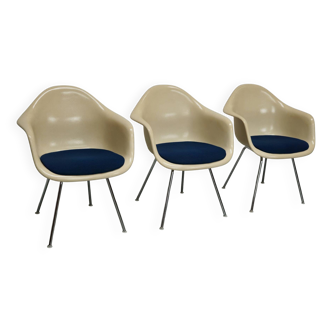 Set of Three Parchment Fiberglass DAX Armhairs Eames for Herman Miller / Vi