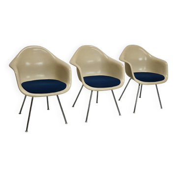 Set of Three Parchment Fiberglass DAX Armhairs Eames for Herman Miller / Vi