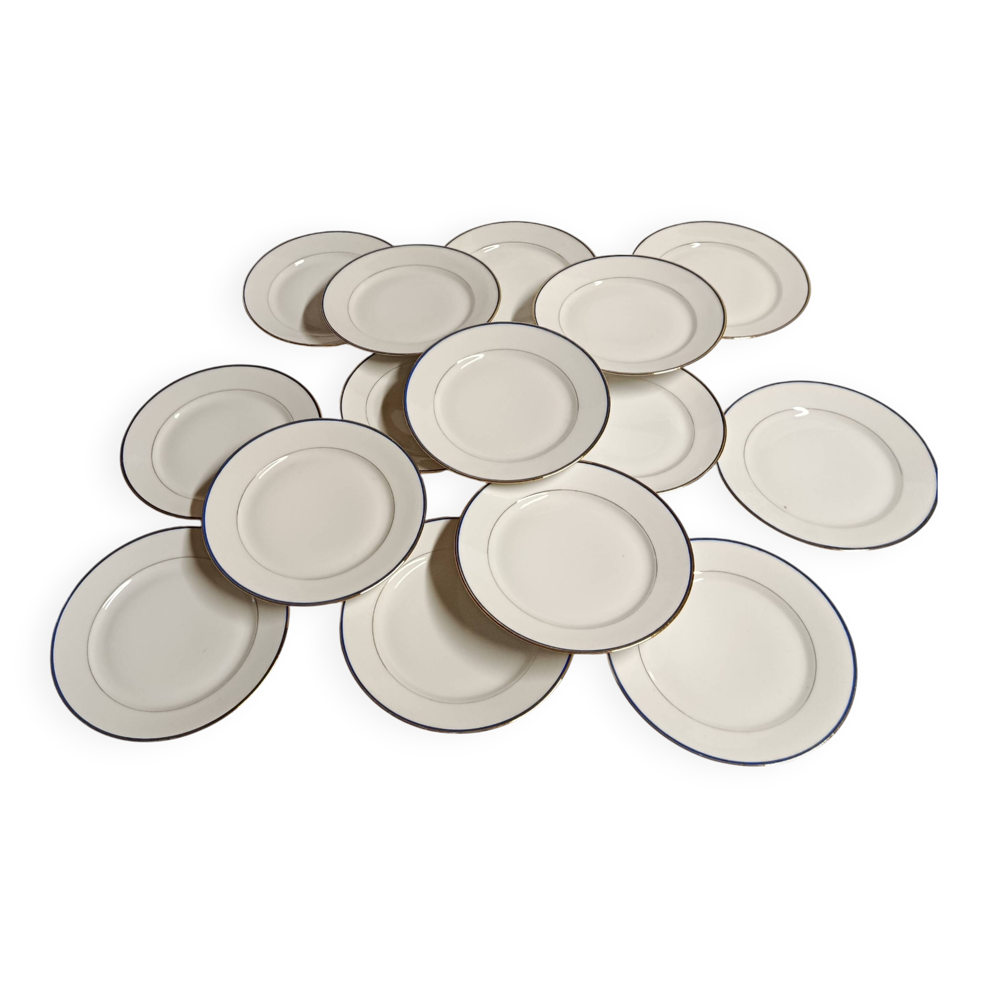 15 assiettes en porcelaine de Limoges