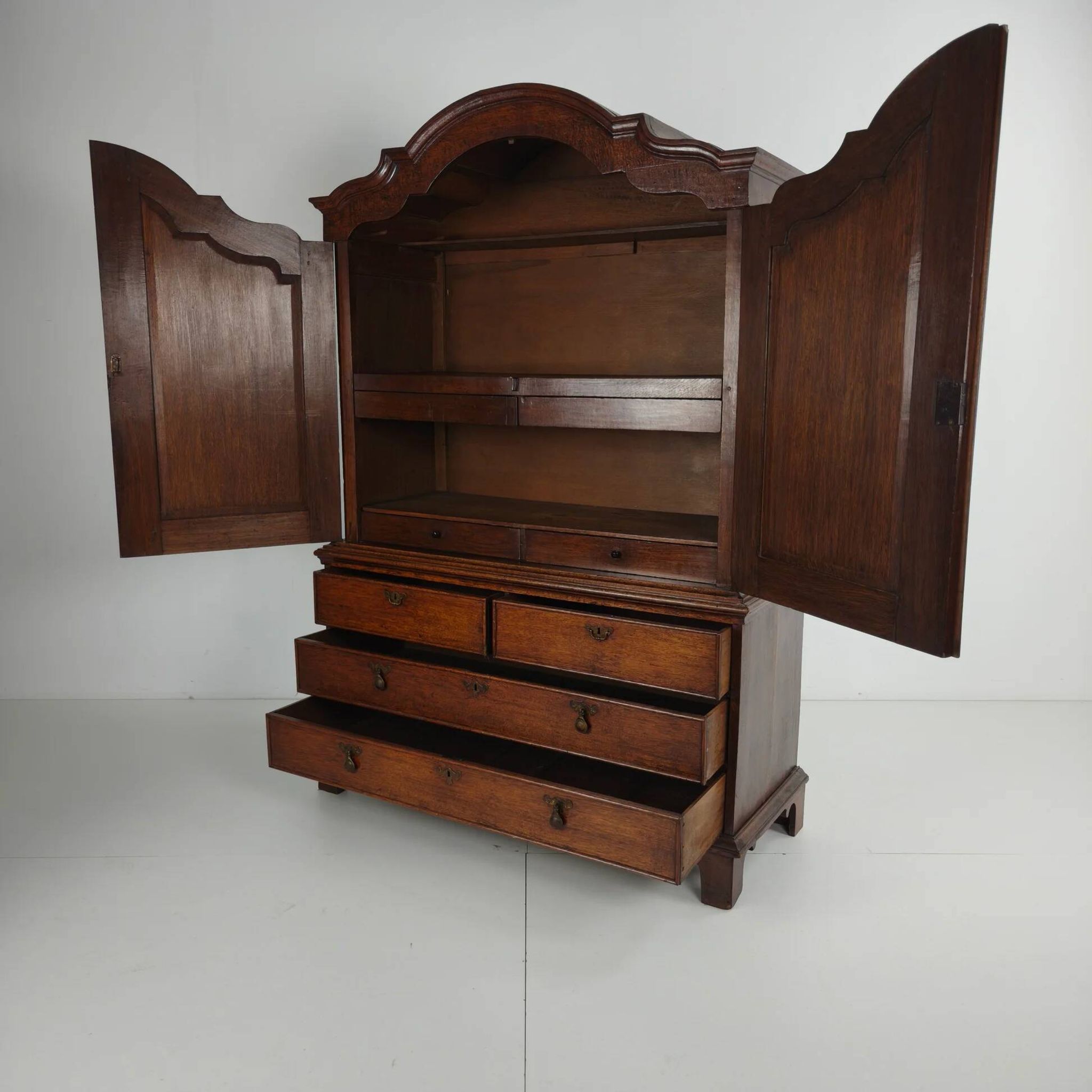 Rare armoire hollandaise en chêne du XVIIIe siècle – « Luierkabinet »