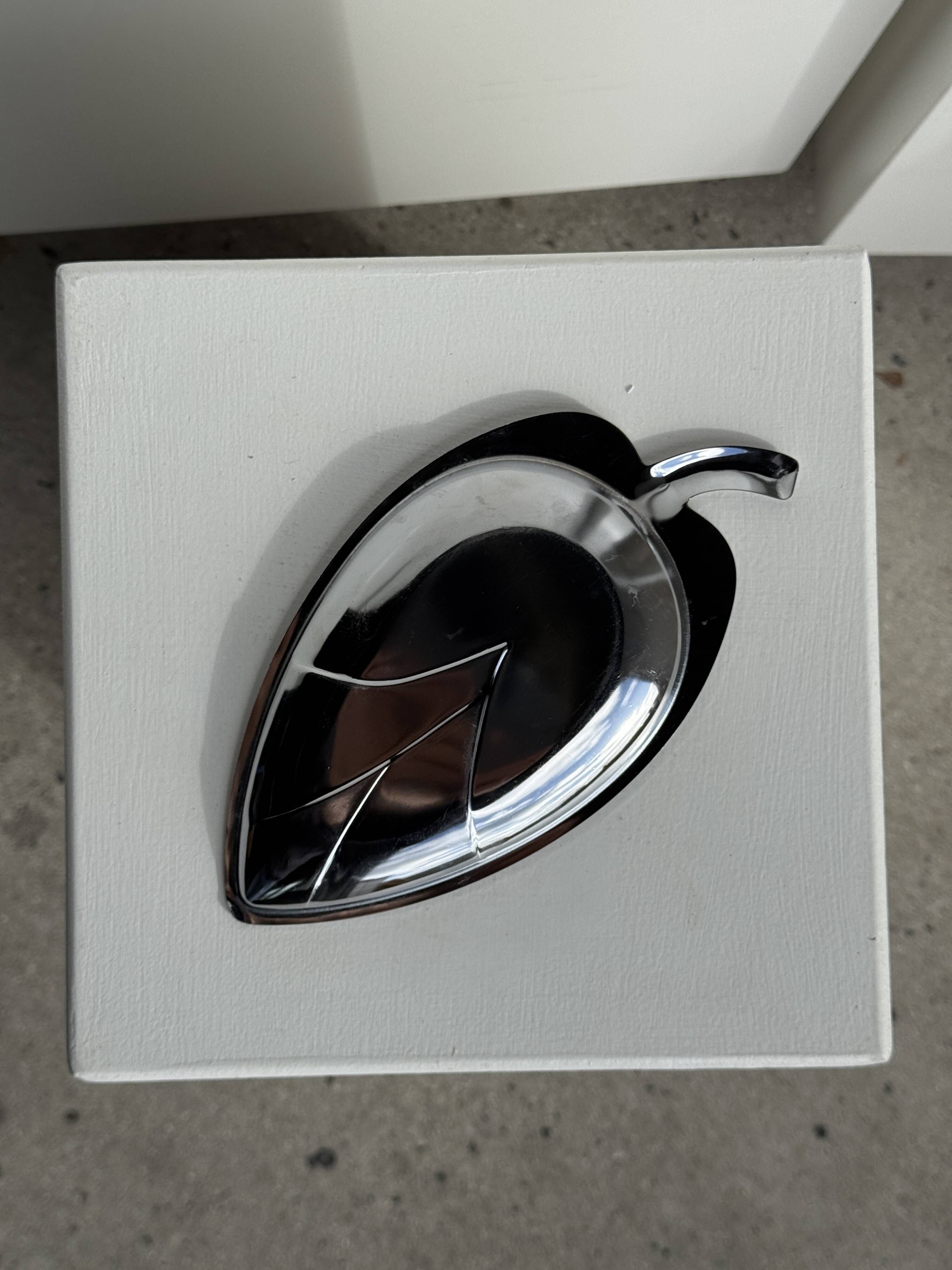 Pair of silver-plated bowls in the shape of a stylised leaf 11.5x22