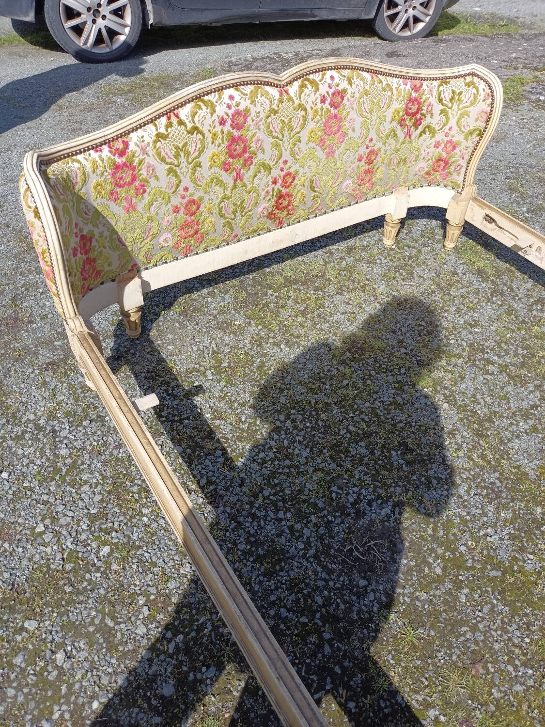 L VI upholstered bed