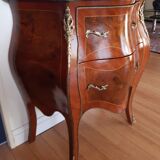 Commode sauteuse marquetee de style Louis XV