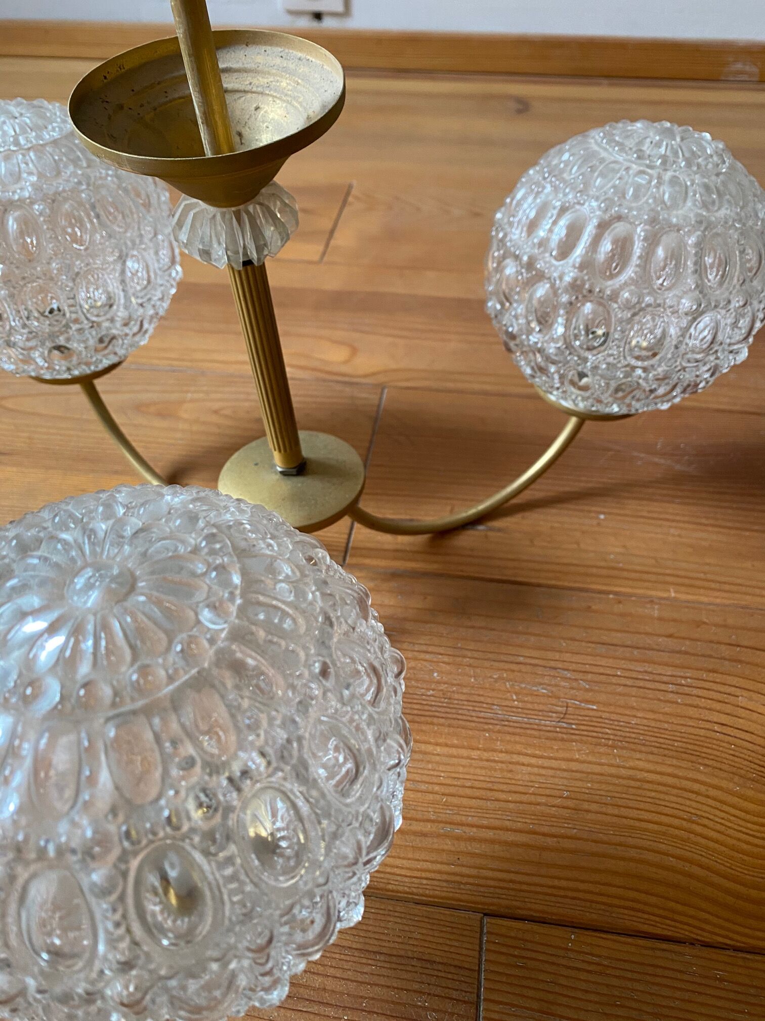 Lustre 3 branches en laiton et verre moulé