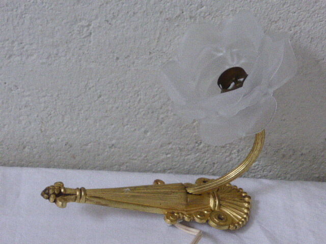 Applique en metal doré et globe en forme de corolle en verre dépoli
