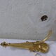 Applique en metal doré et globe en forme de corolle en verre dépoli