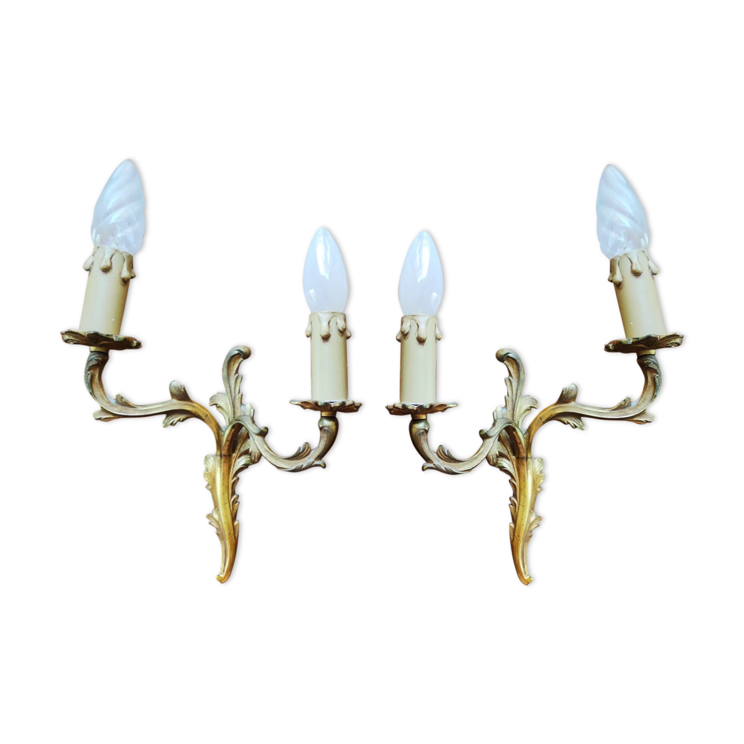 Pair of appliques with two arms of light with a leafy decoration
