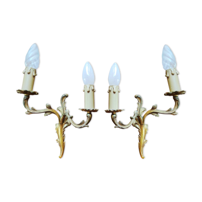 Paire d'appliques à deux bras de lumière à décor feuillagé