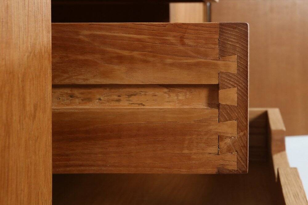 Buffet français des années 1950 en bois de cerisier massif.
