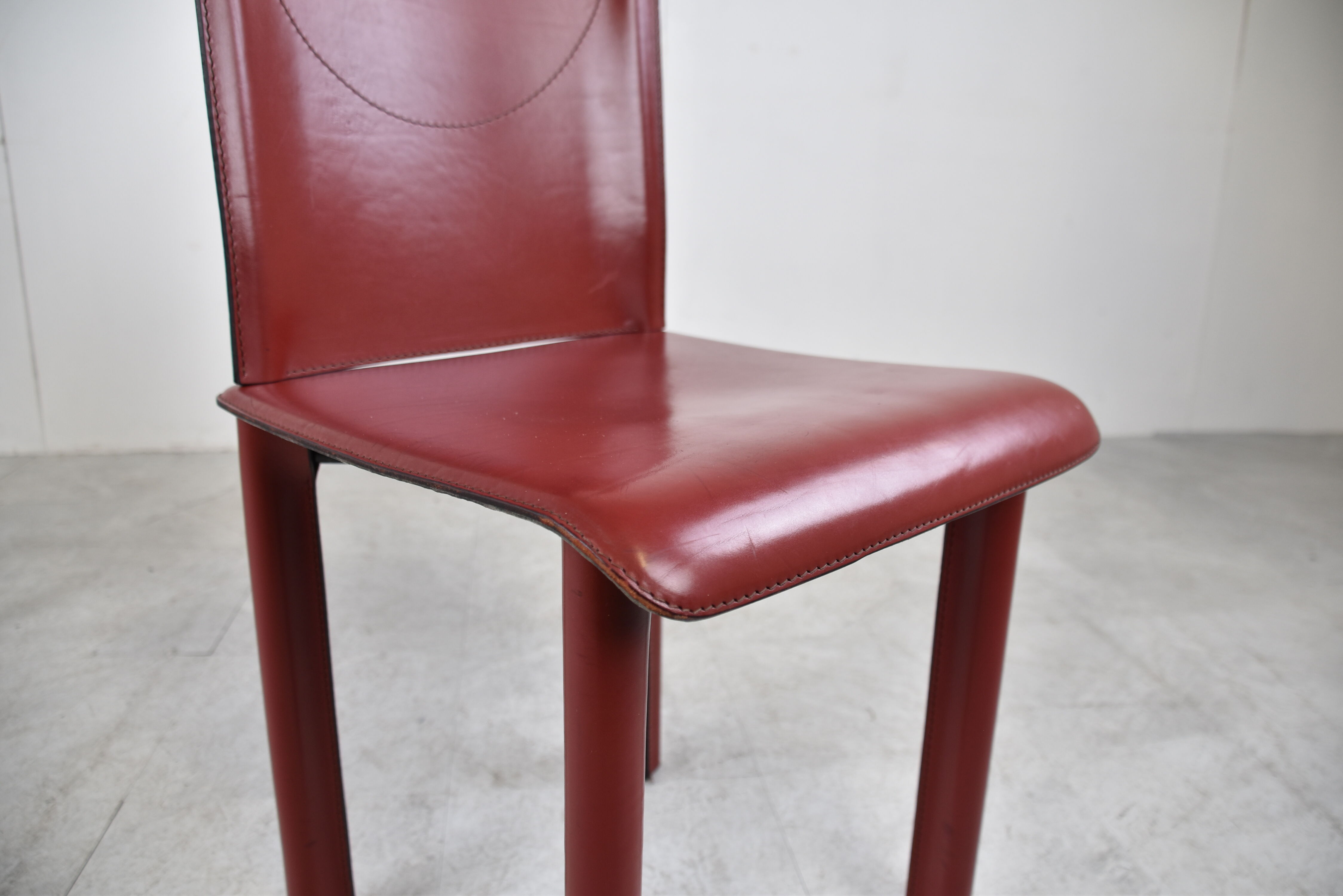 Lot de 6 chaises de salle à manger en cuir rouge fabriquées en Italie, années 1980