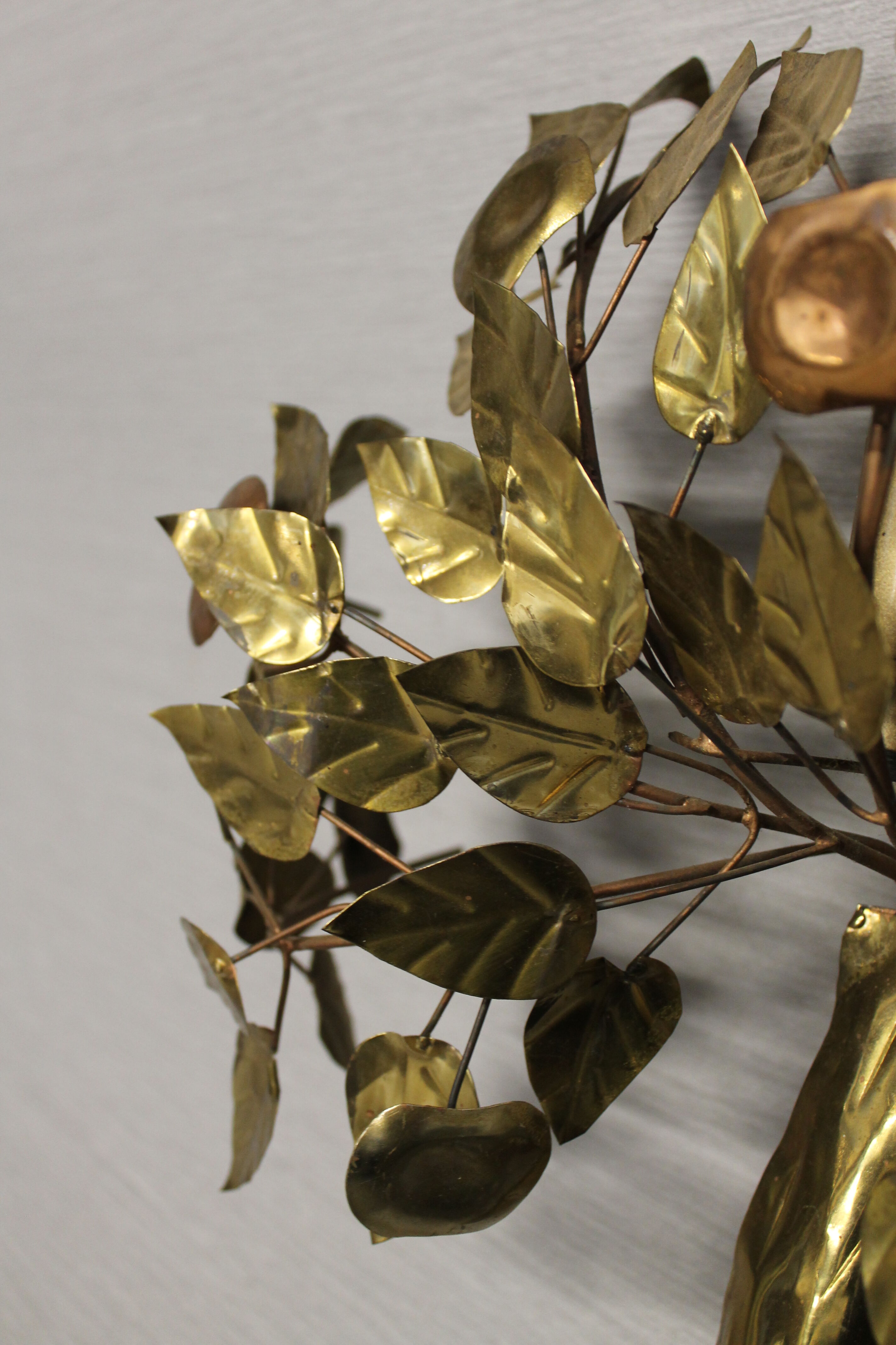 Metal tree-shaped wall applied
