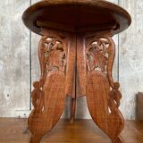 Ancienne table basse tripode bois sculpté & laiton incrusté inde vintage