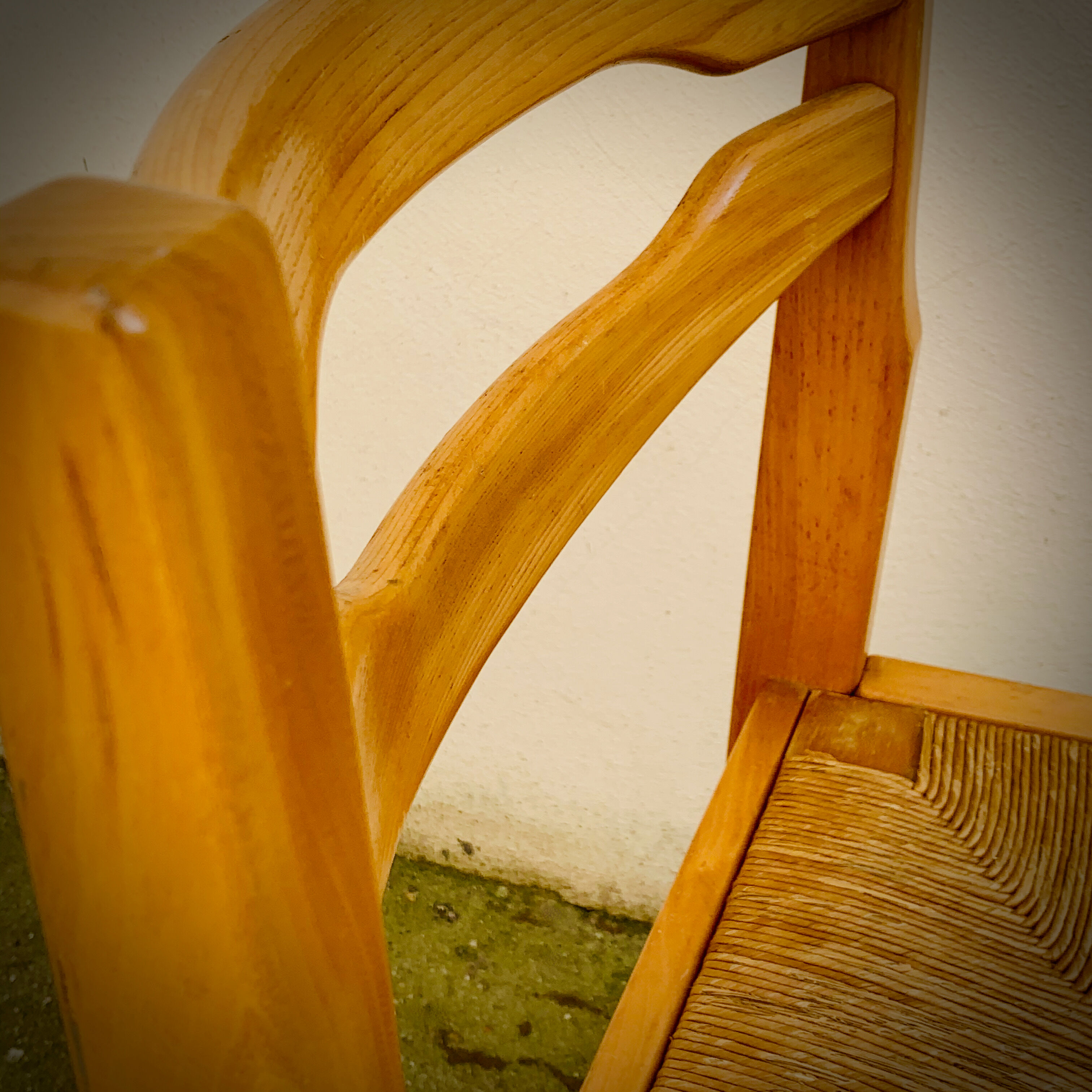 Set of 4 vintage elm chairs - large straw seat 1970