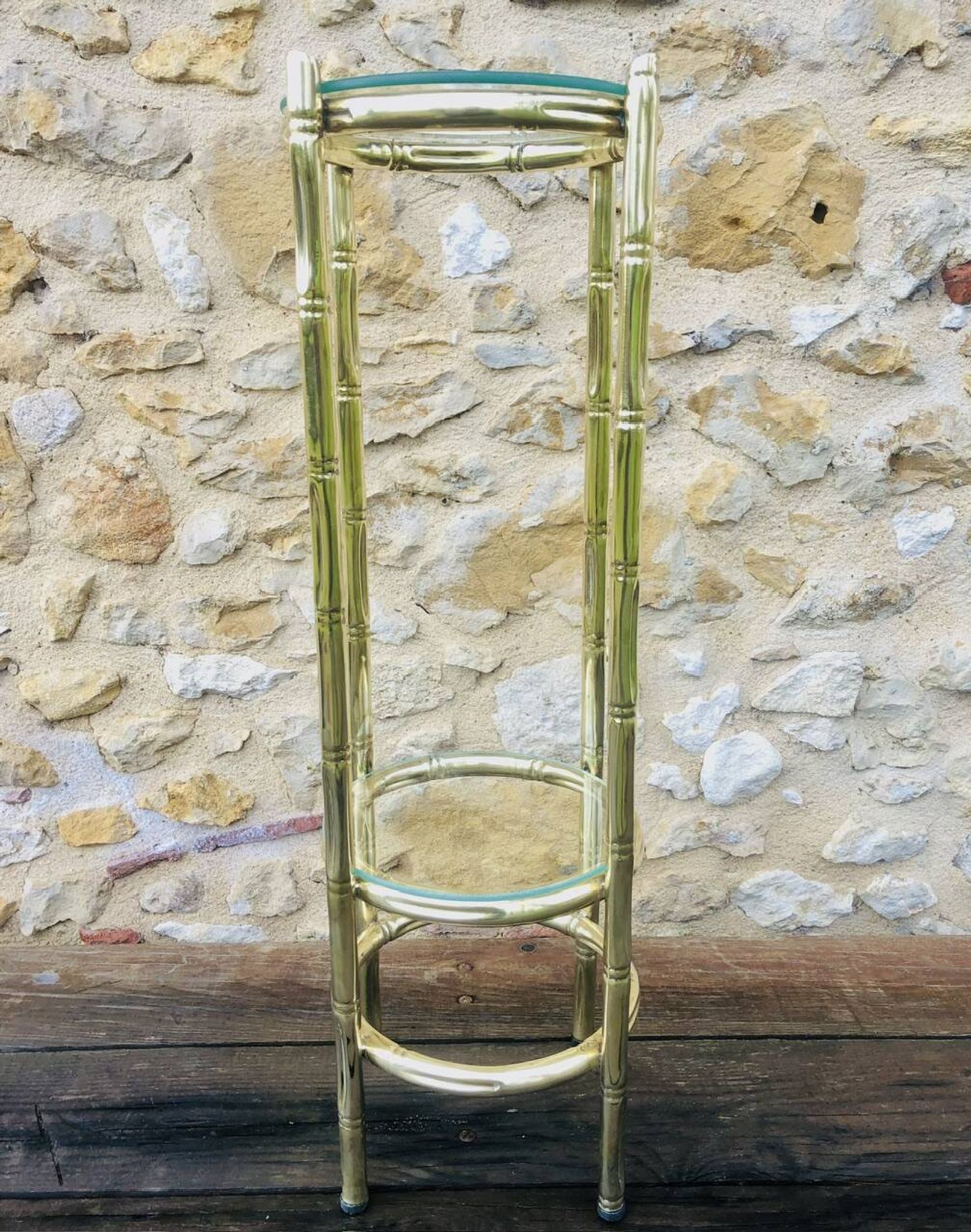 Vintage faux bamboo pedestal table in brass with 2 glass shelves