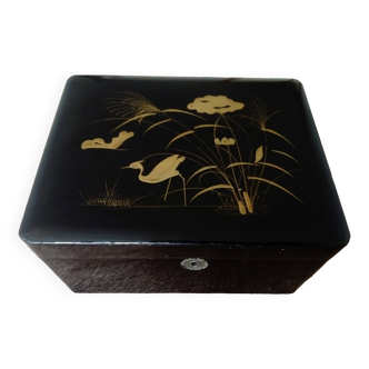 Coffret/boîte à bijoux en bois laqué noir à décor doré.