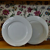 Cinq assiettes de table en porcelaine