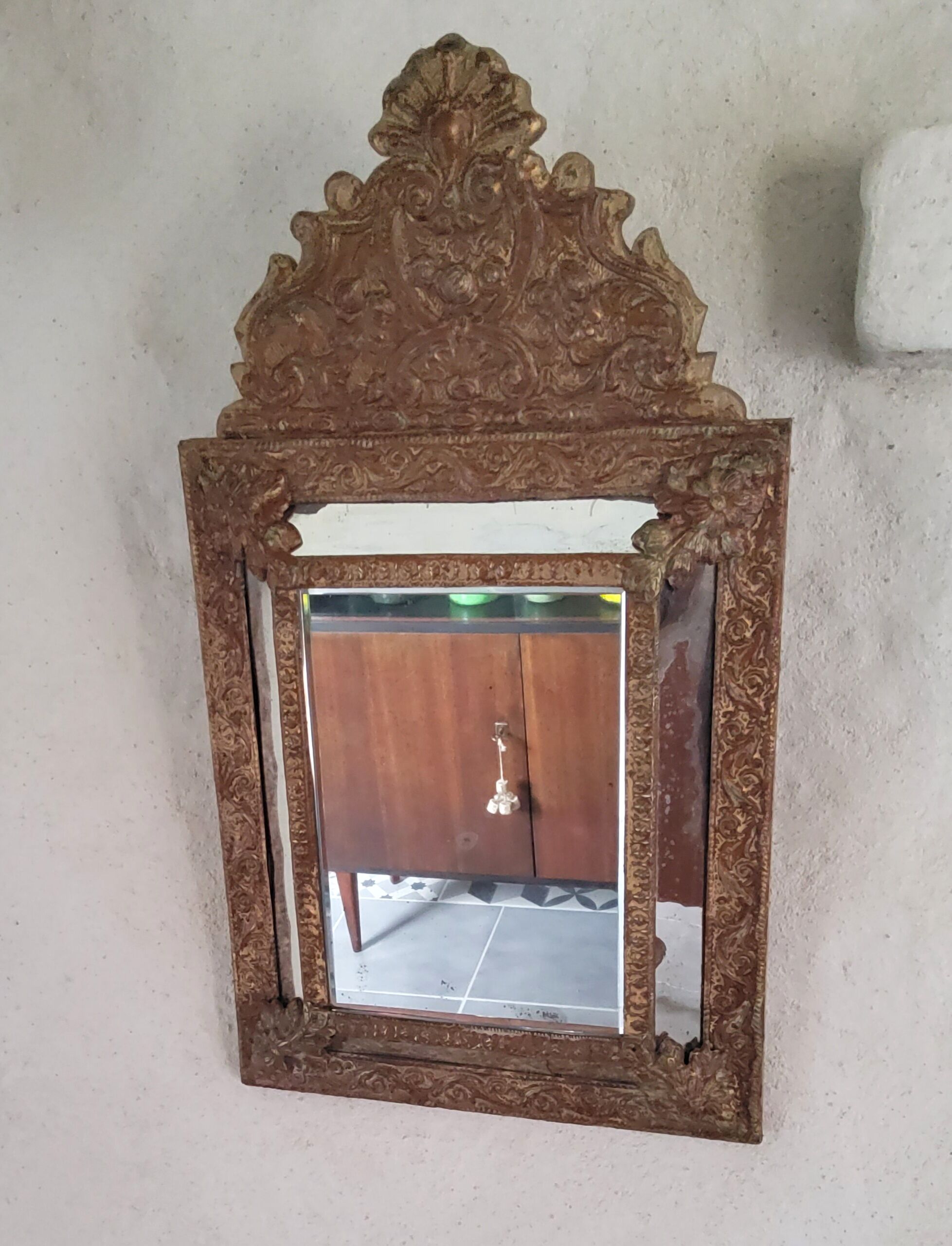 Mirror with parecloses