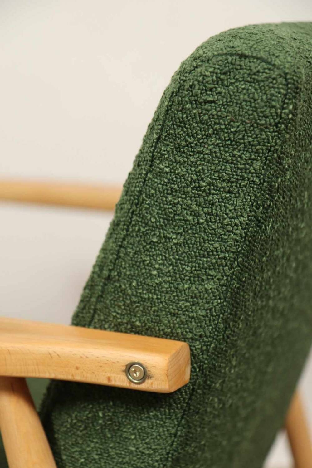 Fauteuil vintage Boucle verte bois naturel après rénovation