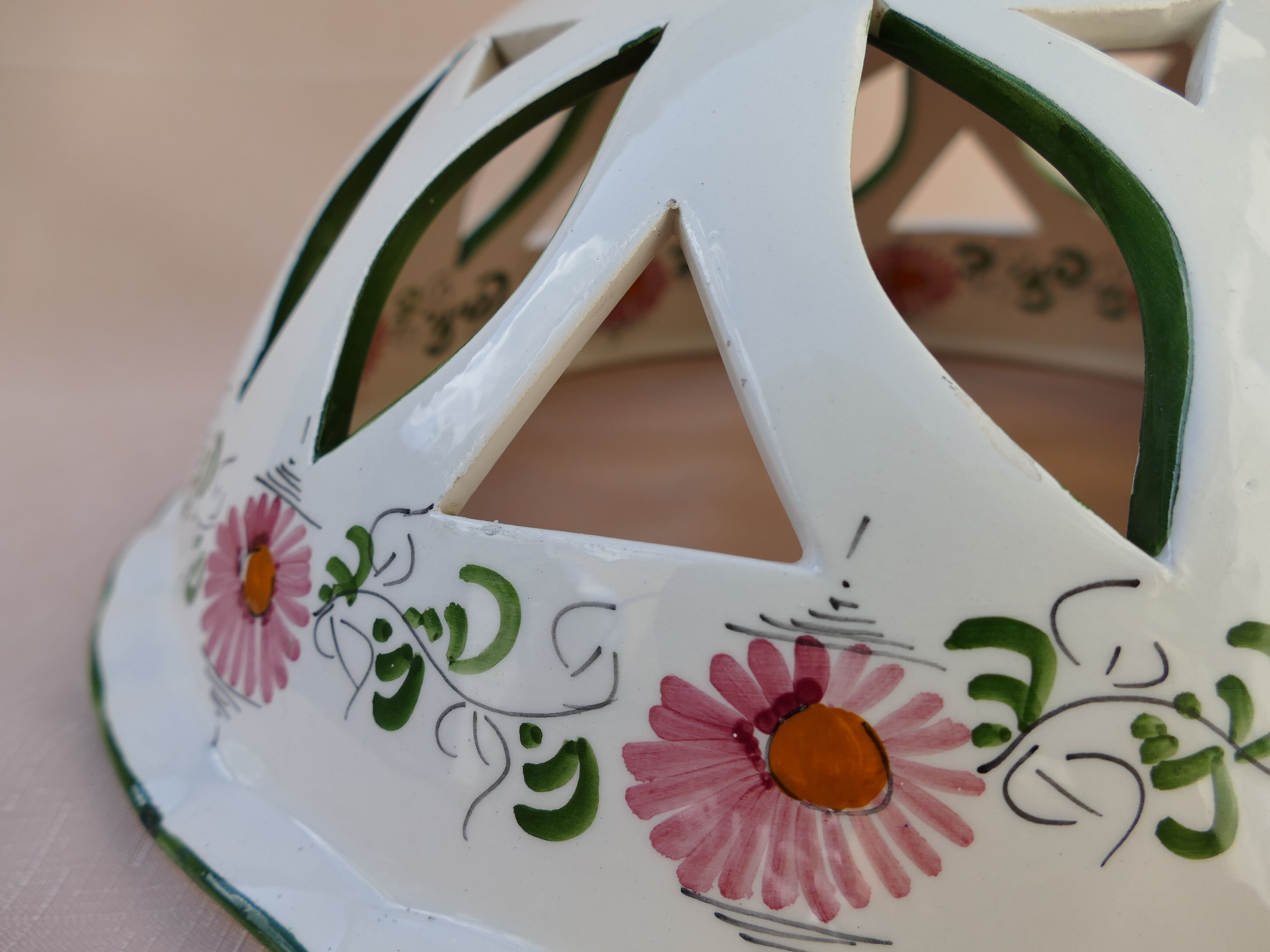 Enamelled metal luminaire suspension