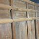 Ancienne porte en bois avec son encadrement