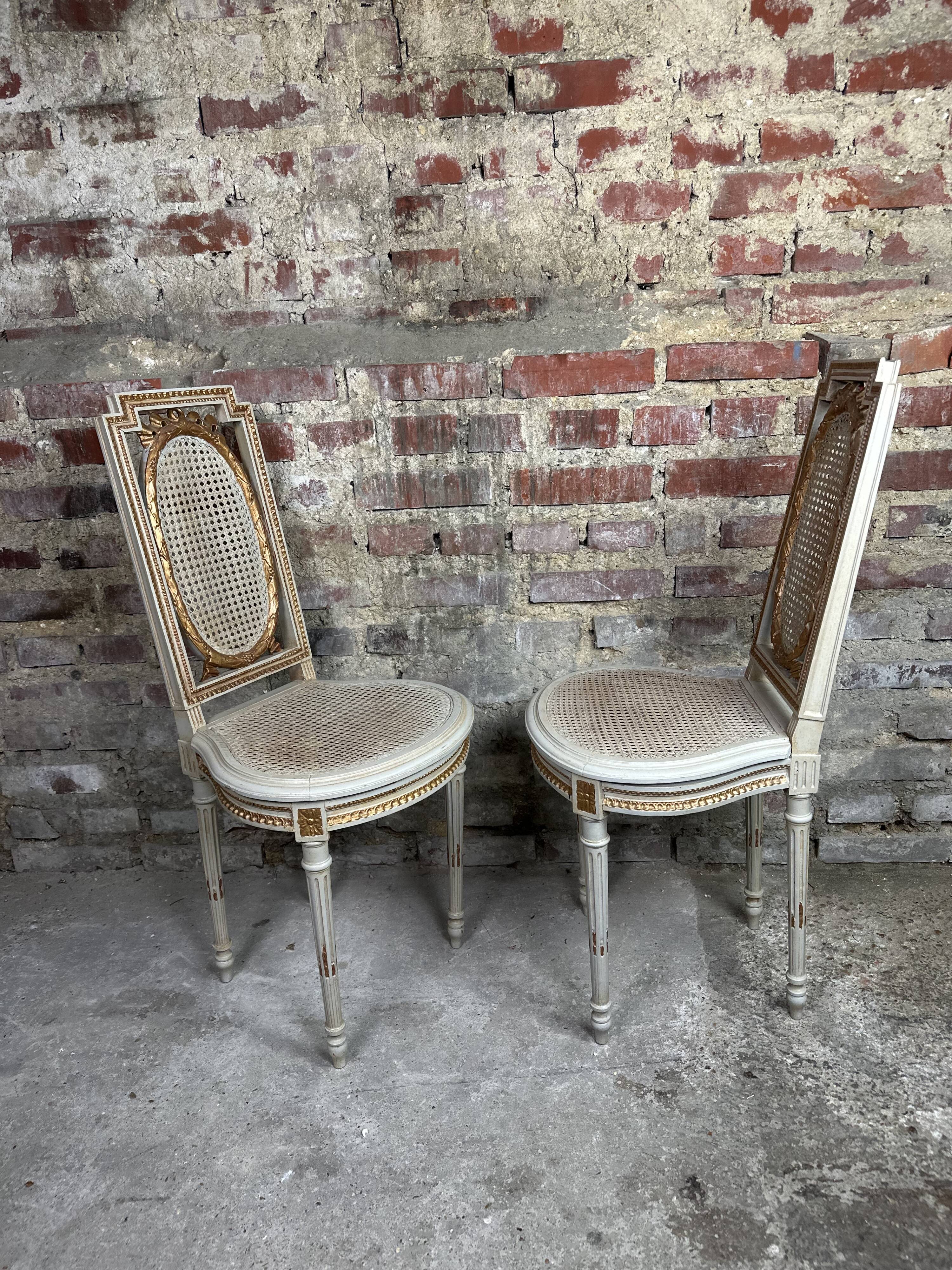 Chaises cannées de style Louis XV patinées gris et doré