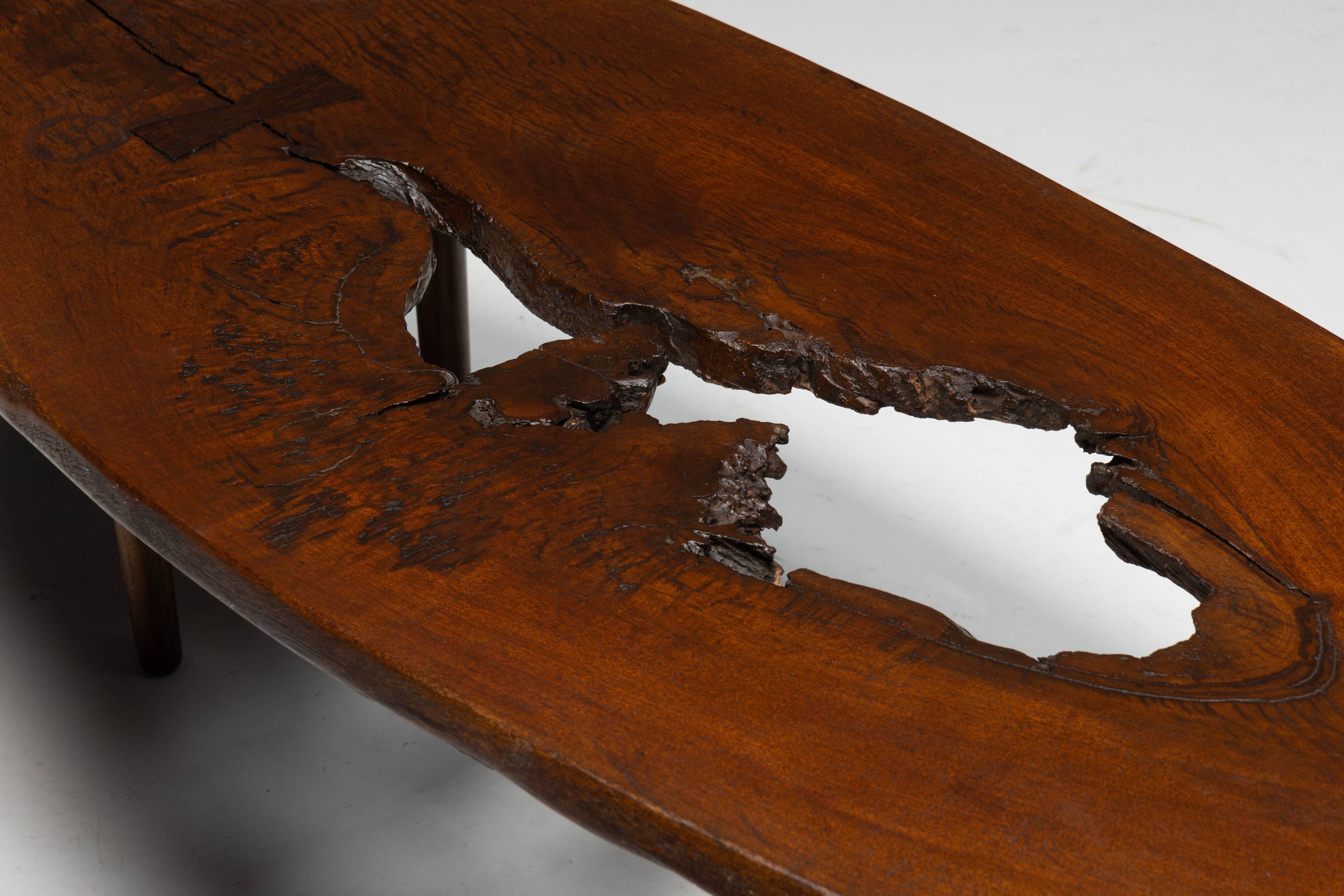 Table basse moderne organique avec vide naturel, France, milieu du 20e siècle