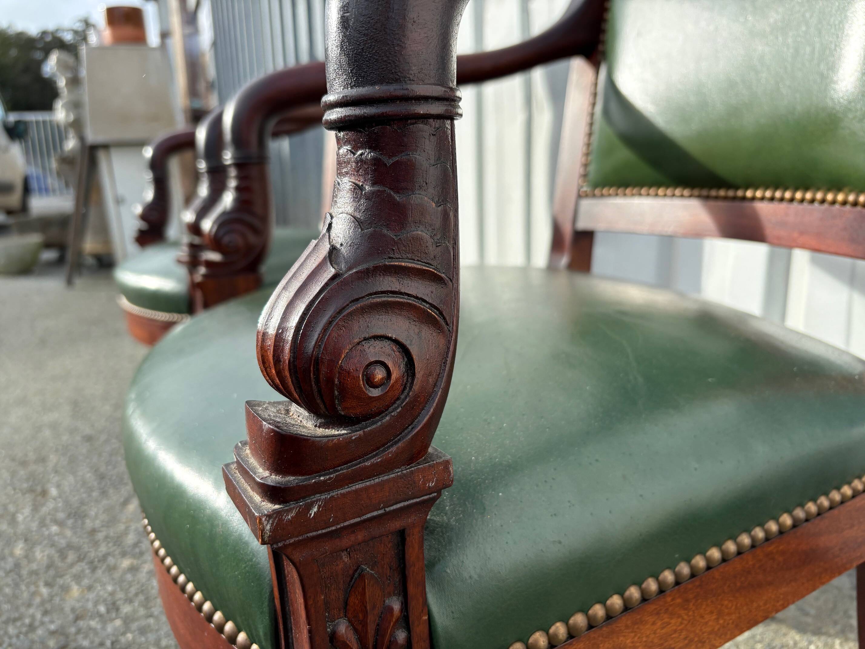 Paire de fauteuils de style Empire en acajou et cuir vert