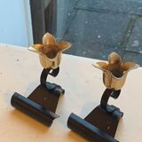 Lot de deux bougeoirs, en forme de fleurs, tulipes en metal noir et dore, vintage
