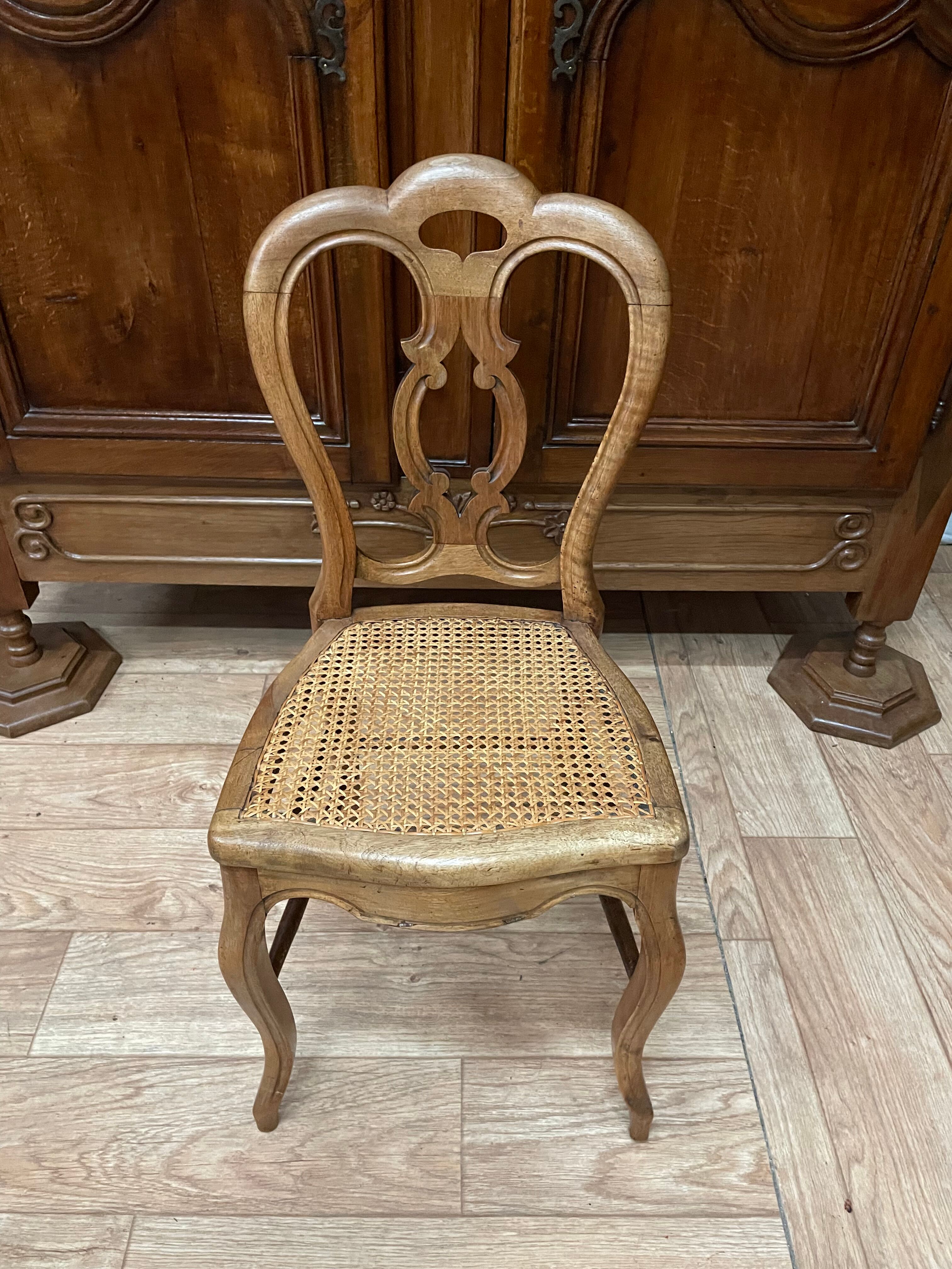 Suite de 6 chaises Louis Philippe en noyer et cannage