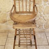 Ancienne chaise haute en bois à restaurer