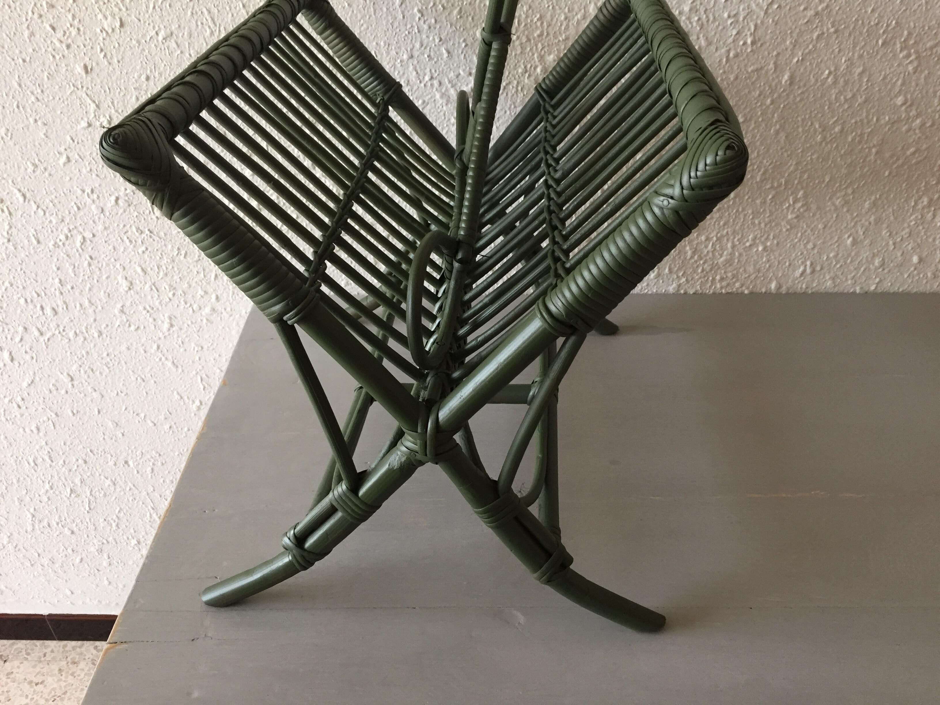 Magazines door vintage rattan green camouflage