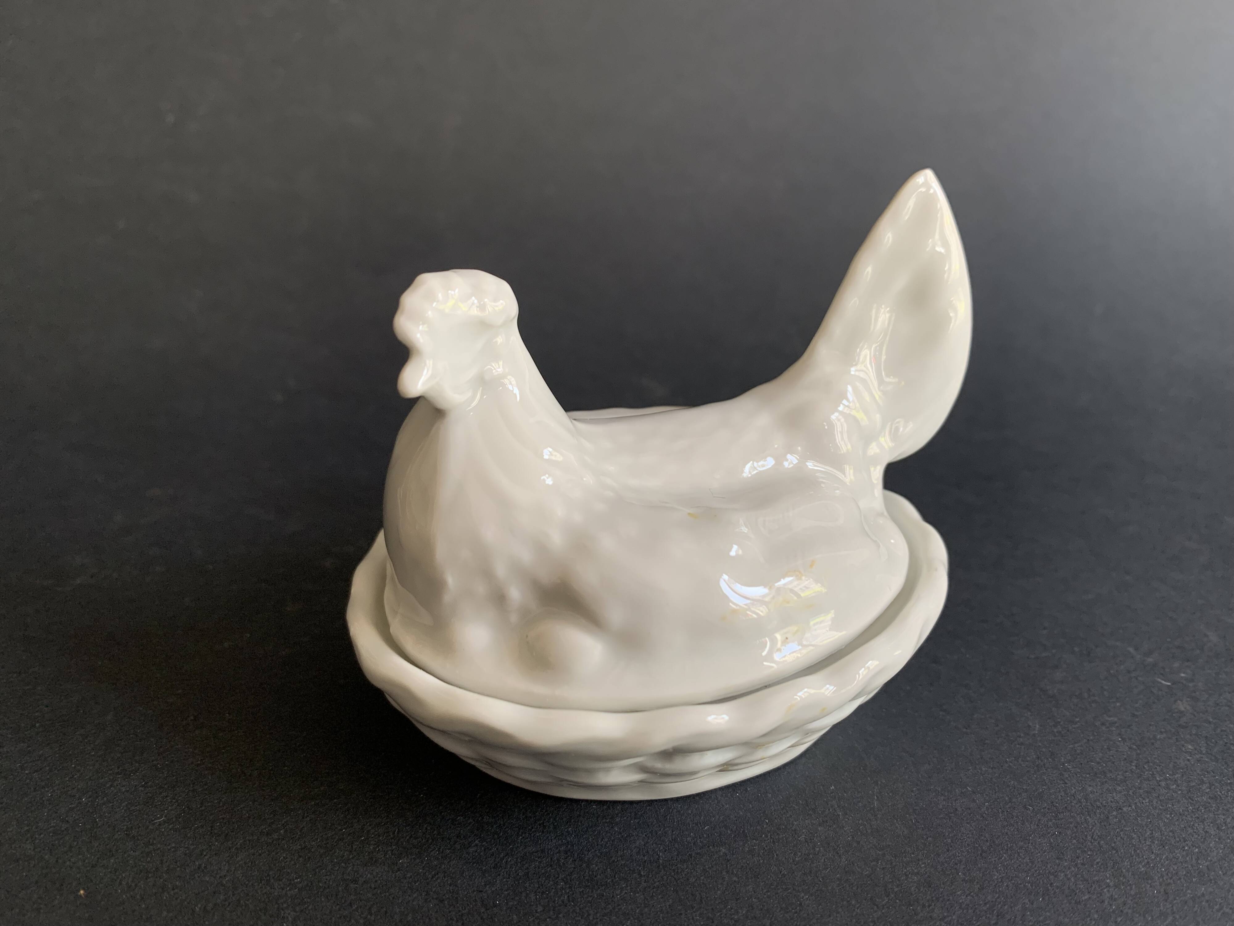 Mini terrine poule en porcelaine blanche ancienne