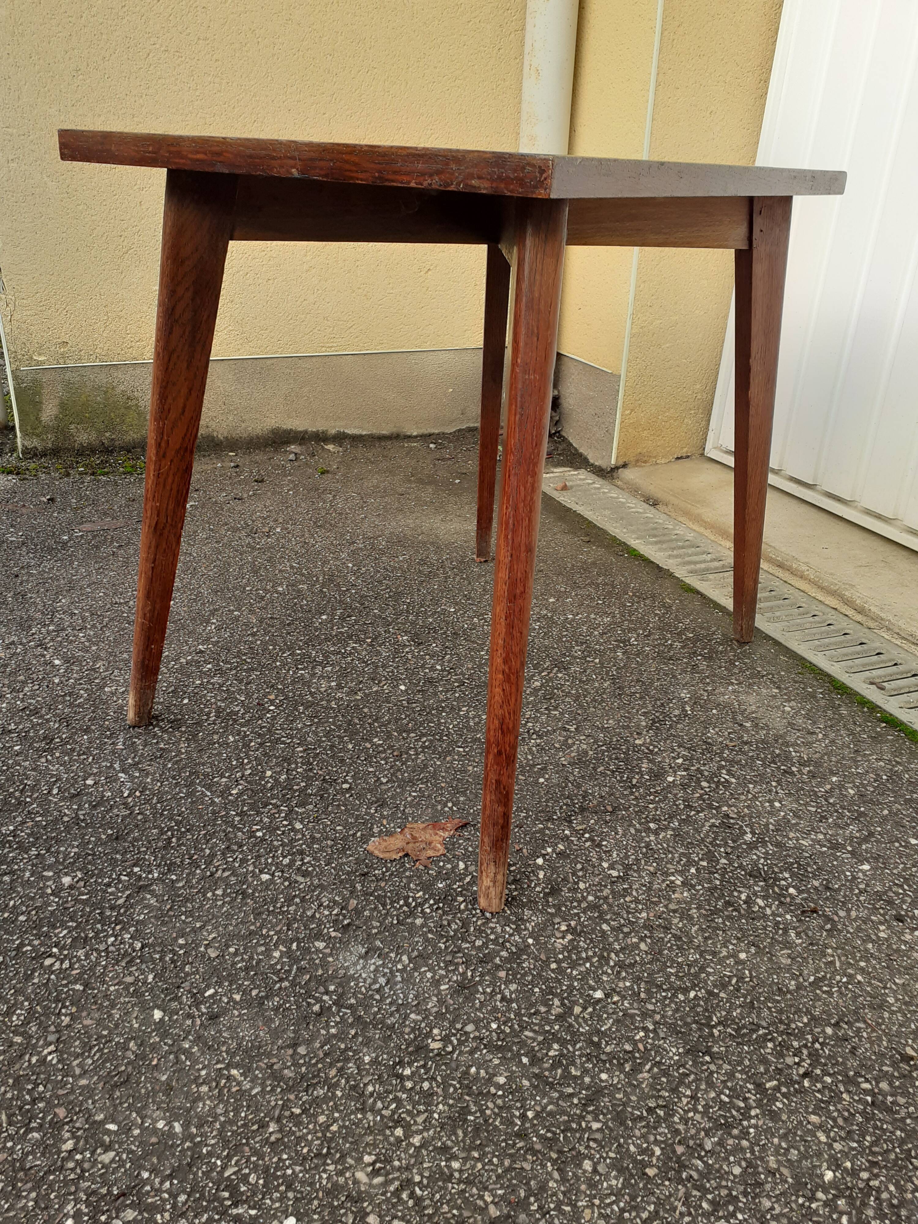 Tapered legs coffee table