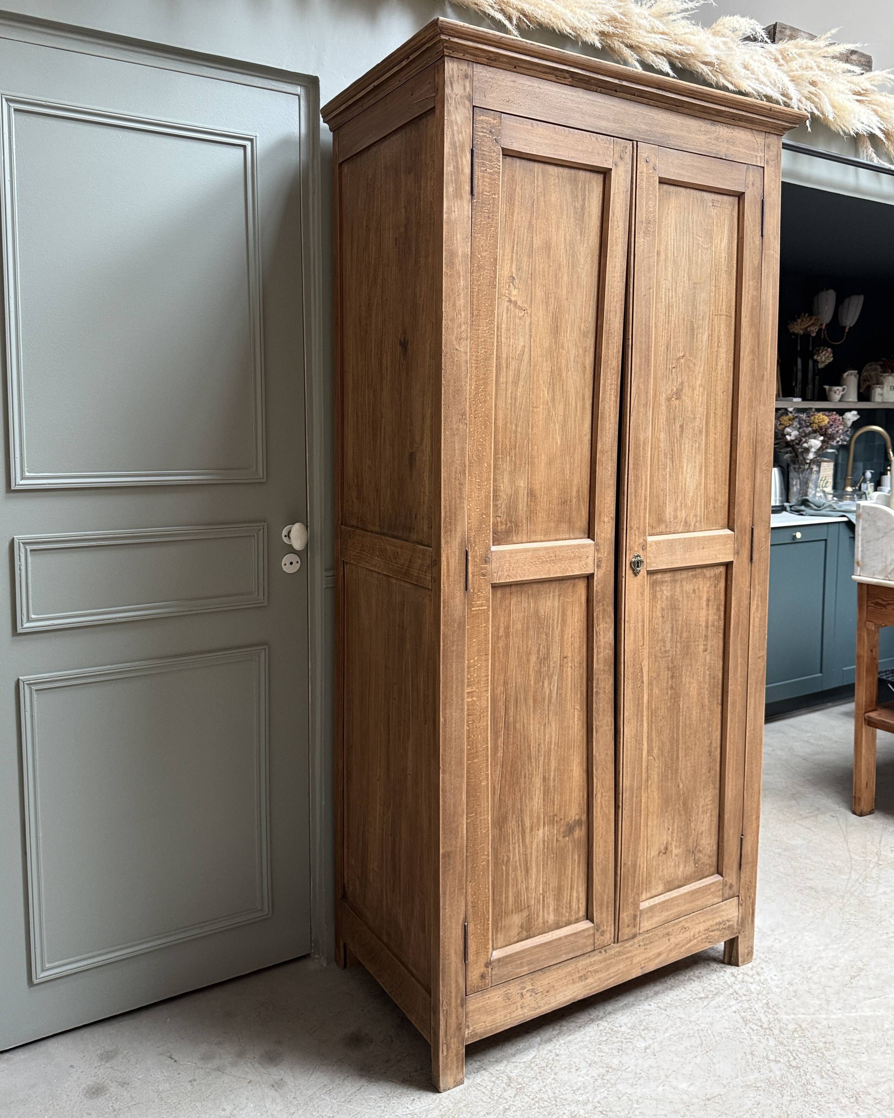 Parisian wardrobe with hanging space (renovated)