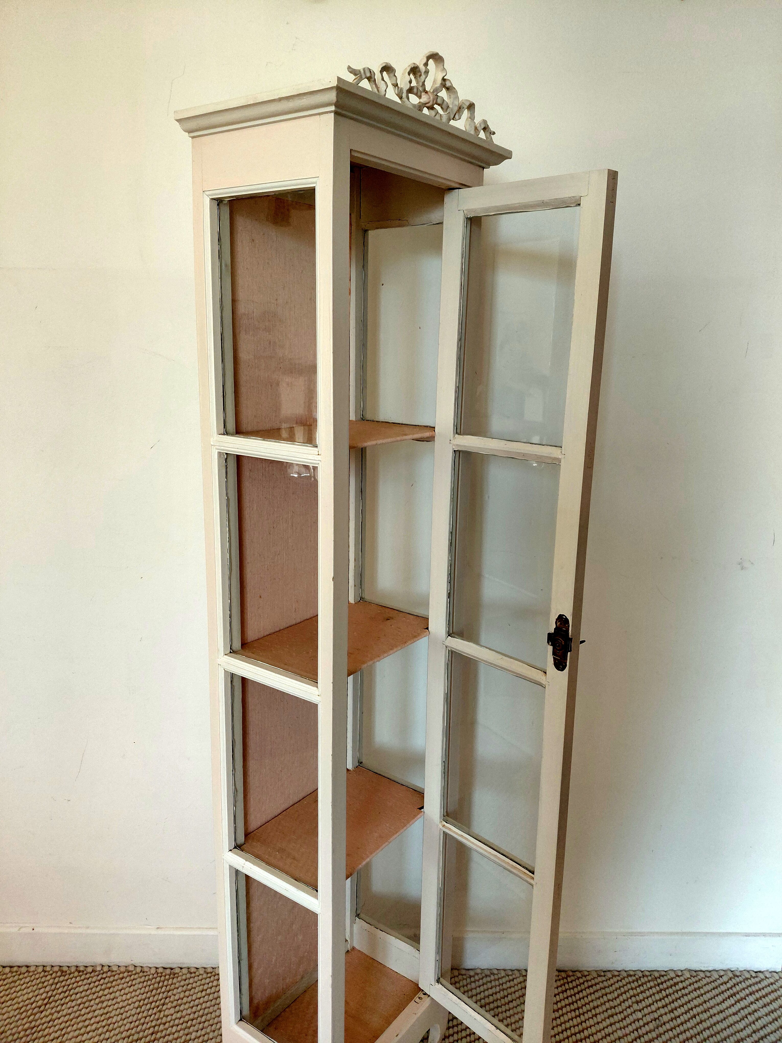 Vitrine ancienne patinée blanc cassé