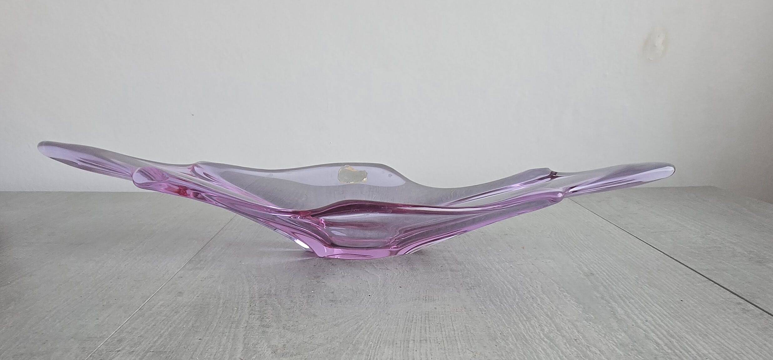 The centrepiece is a vintage creation in crystal from Val Saint Lambert.