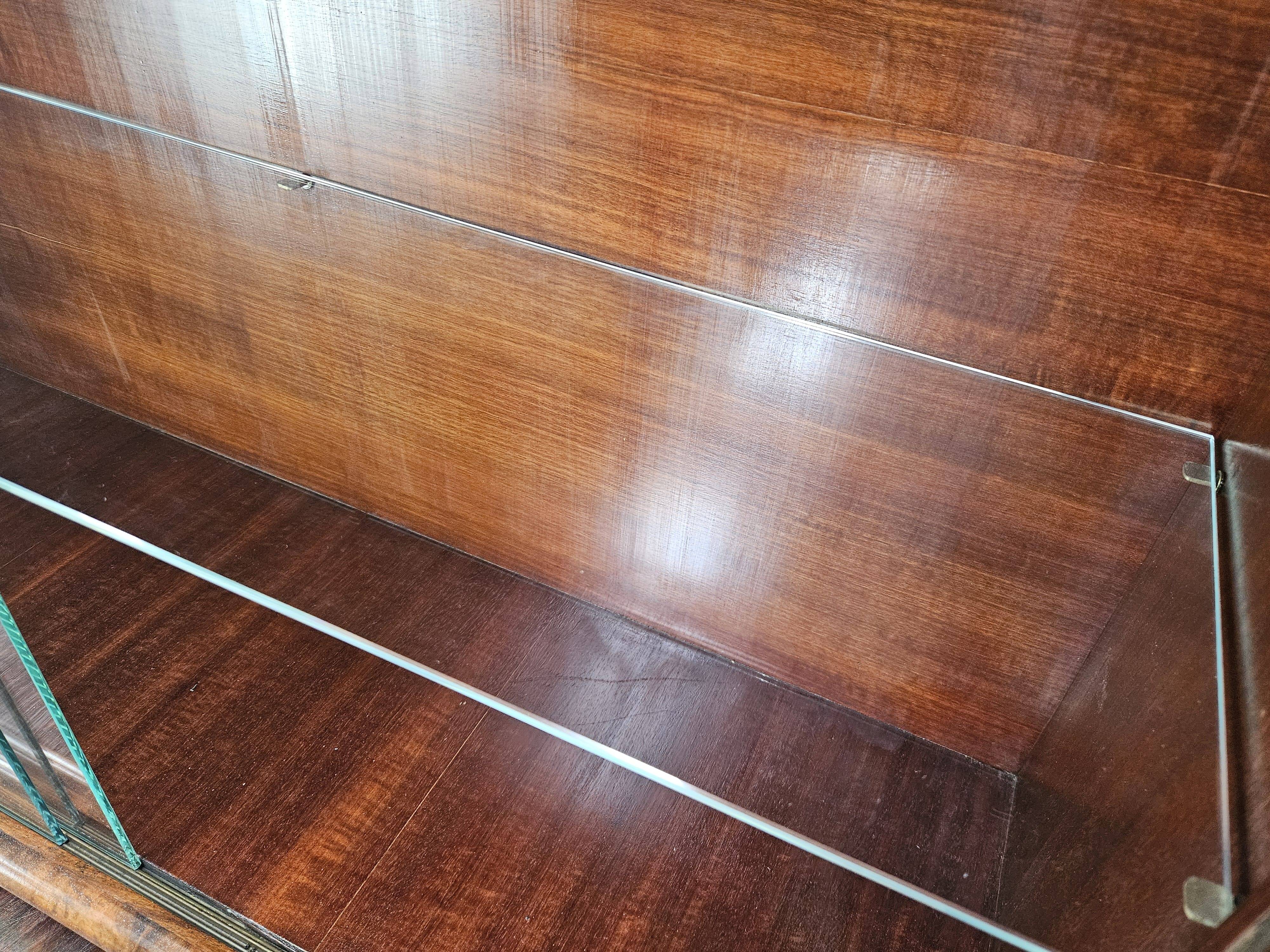 Vitrine Art Déco des années 1930 en noyer et racine de noyer