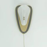 Applique des années 50 en maille métallique et laiton avec abat-jour en acrylique blanc