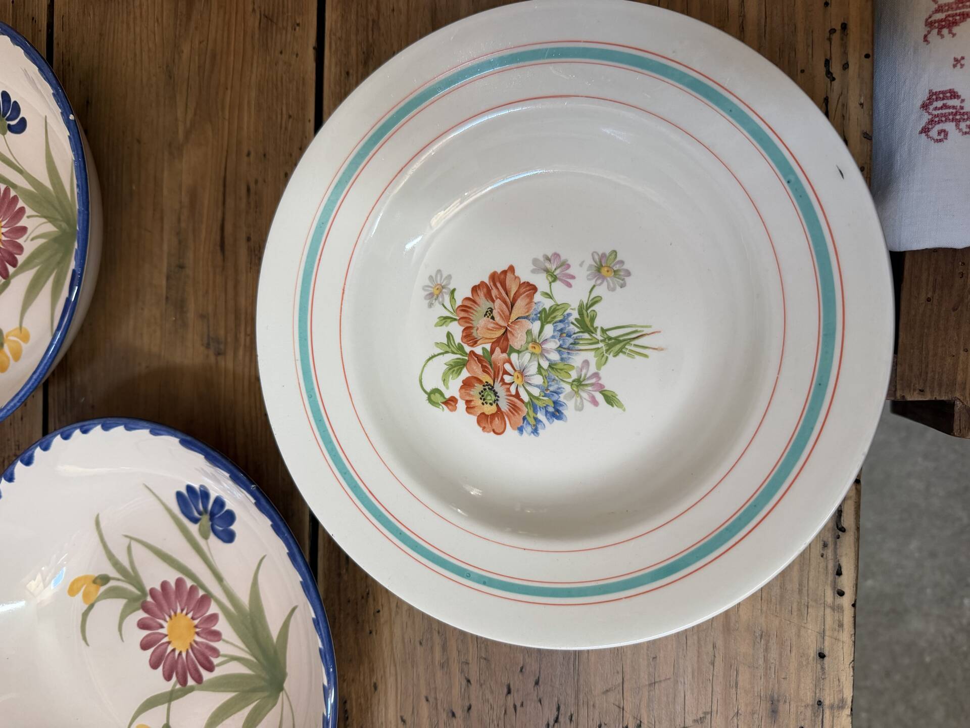 Mismatched deep plates service Saint Clément - Moulin Des Loups