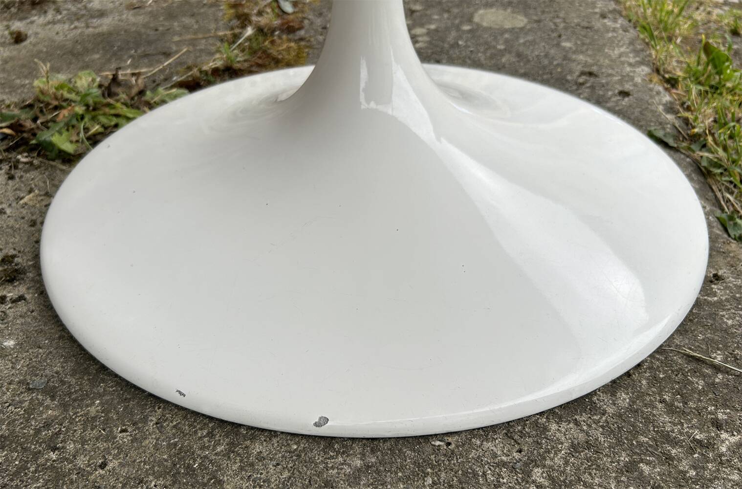 Table pied tulipe et plateau en marbre calacata biseauté, édition des années 70