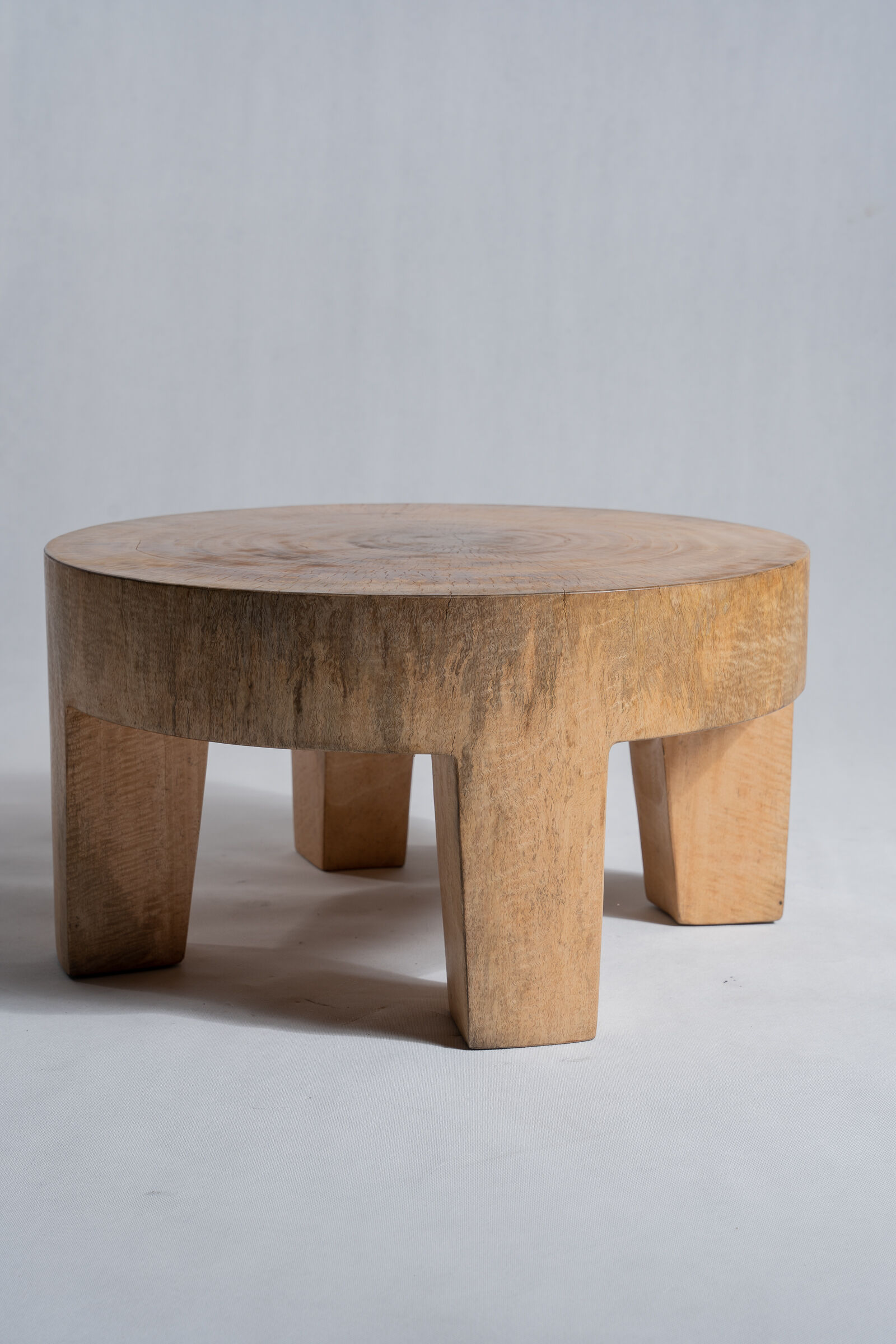 Quadripod coffee table in solid wood monoxyl natural color (dark)