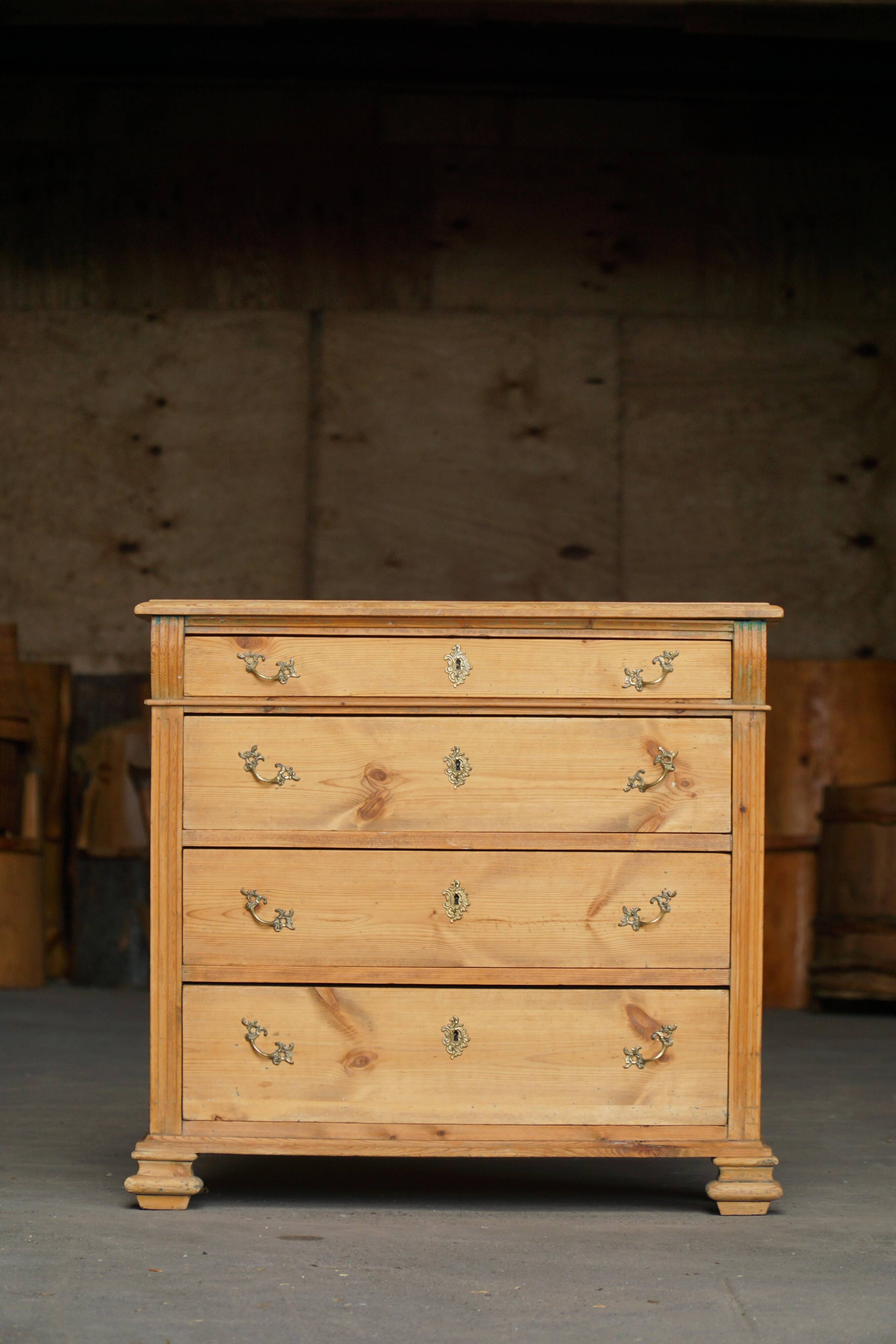 Ancienne commode danoise en pin, début du 20e siècle