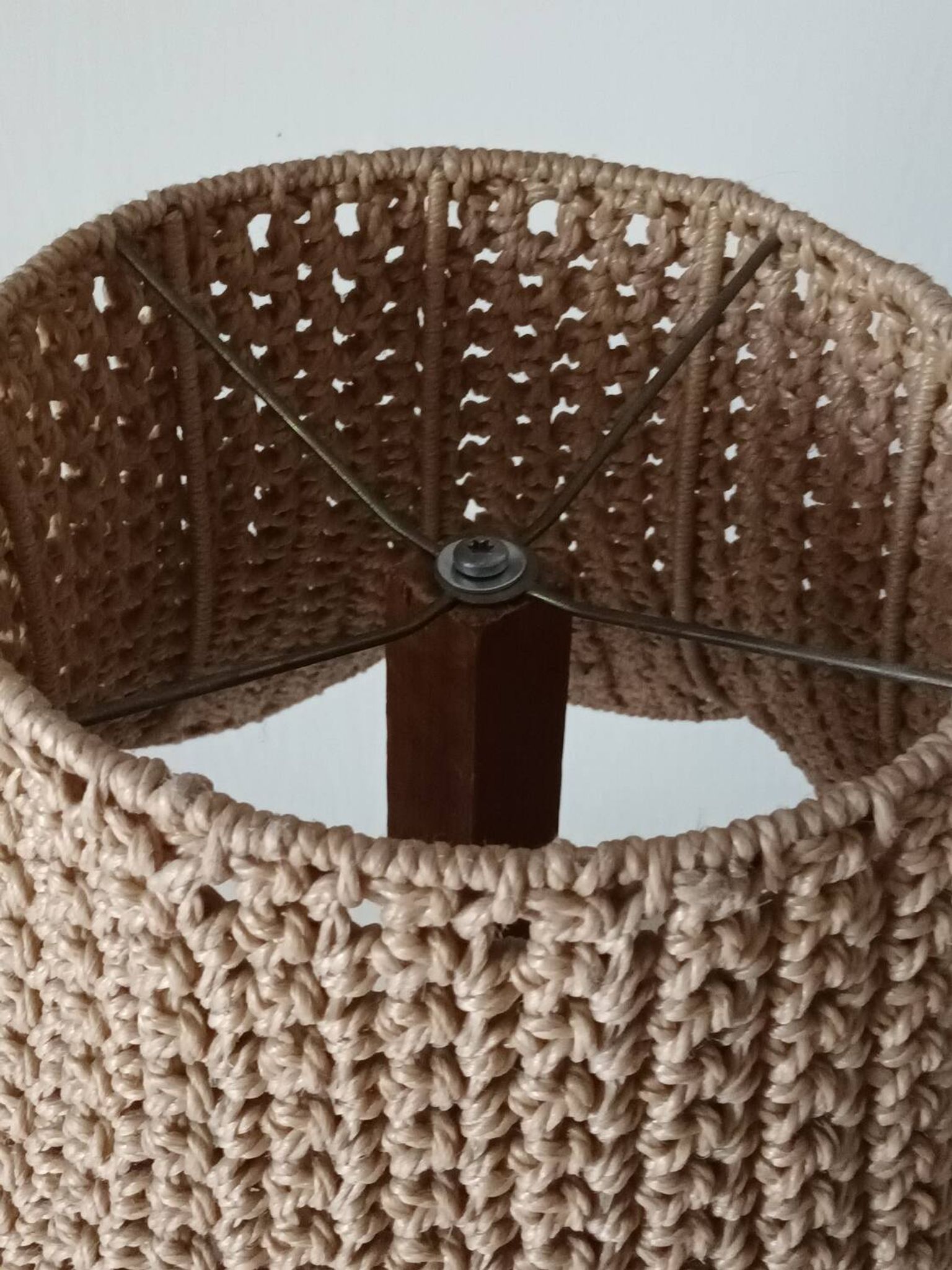 Lampe de table en bois sculpté et corde vintage