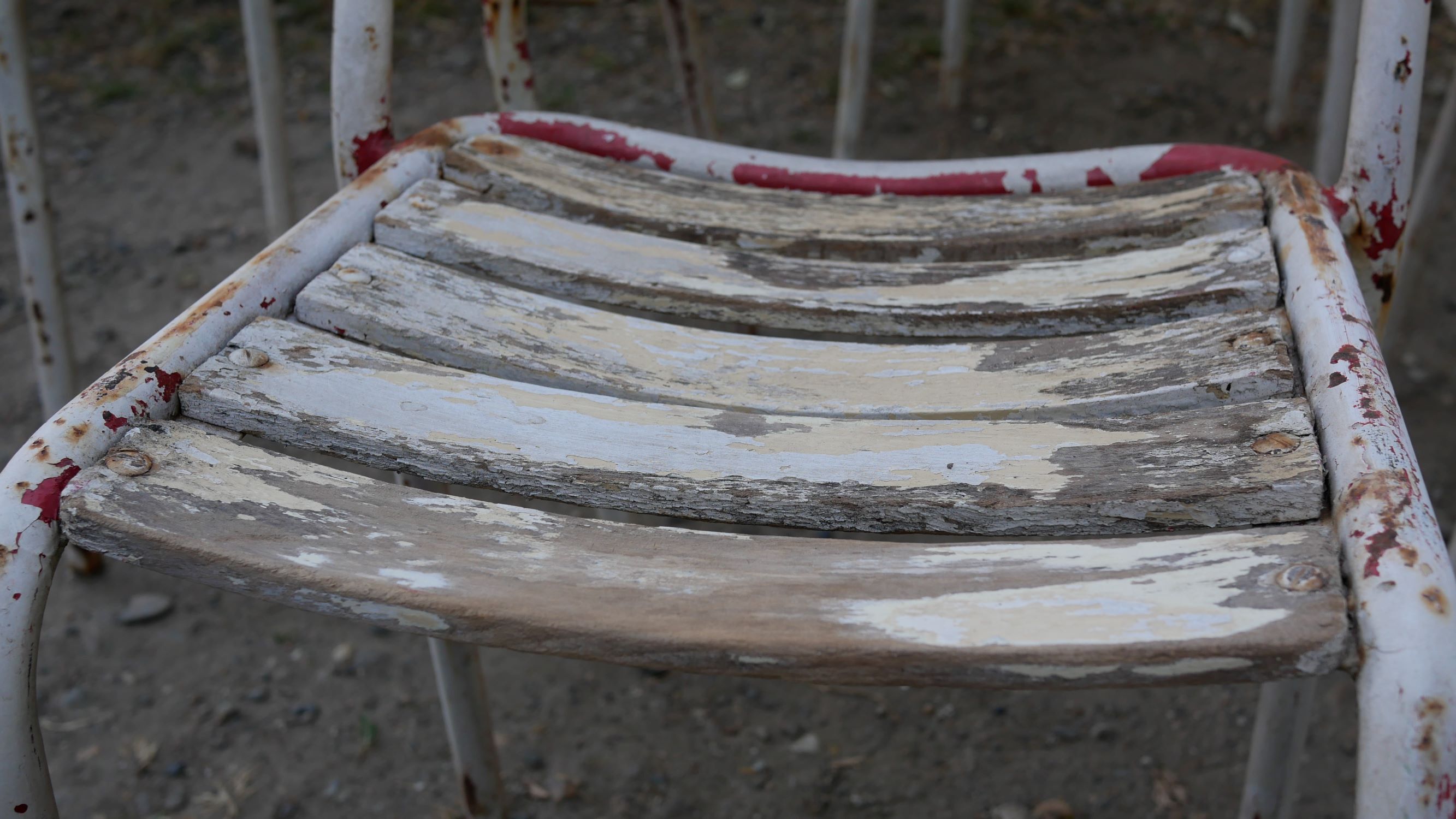 Chaises Tolix t2 par Xavier Pauchard