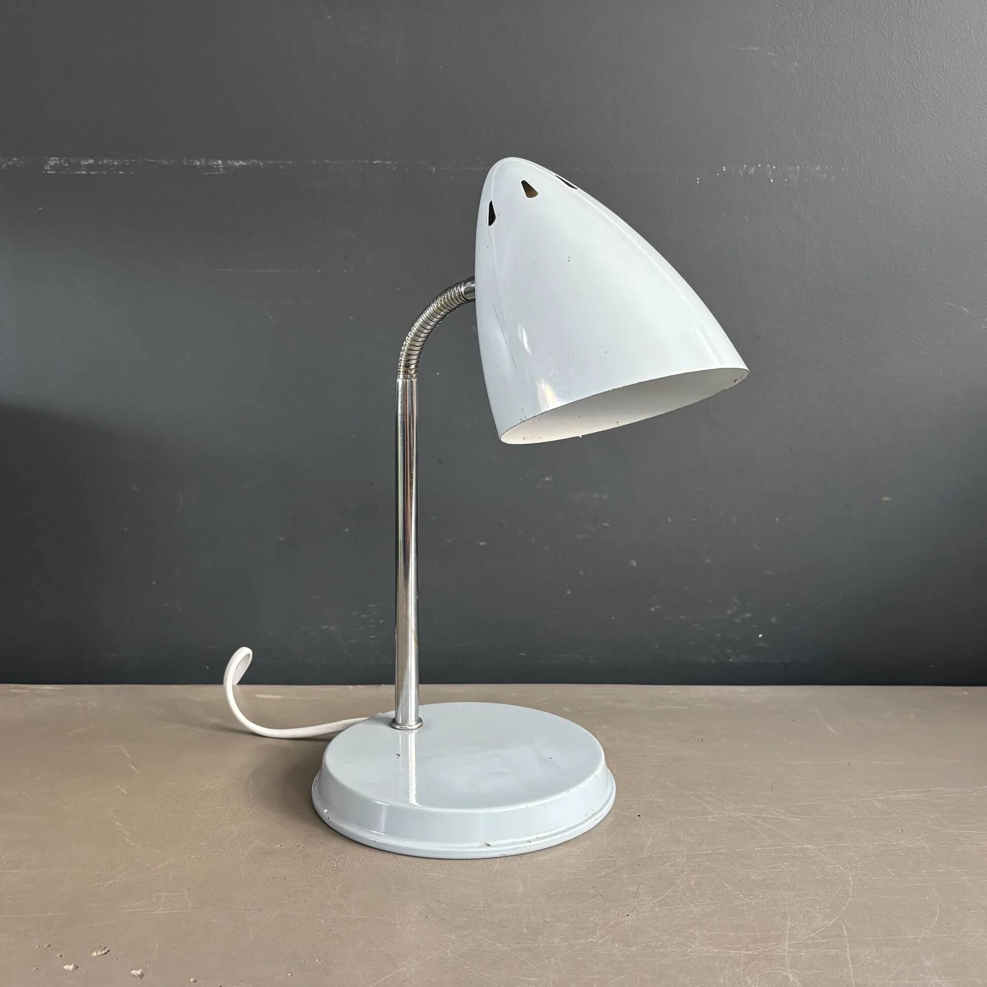 Vintage desk lamp Kompernass adjustable in pearl grey lacquered metal.