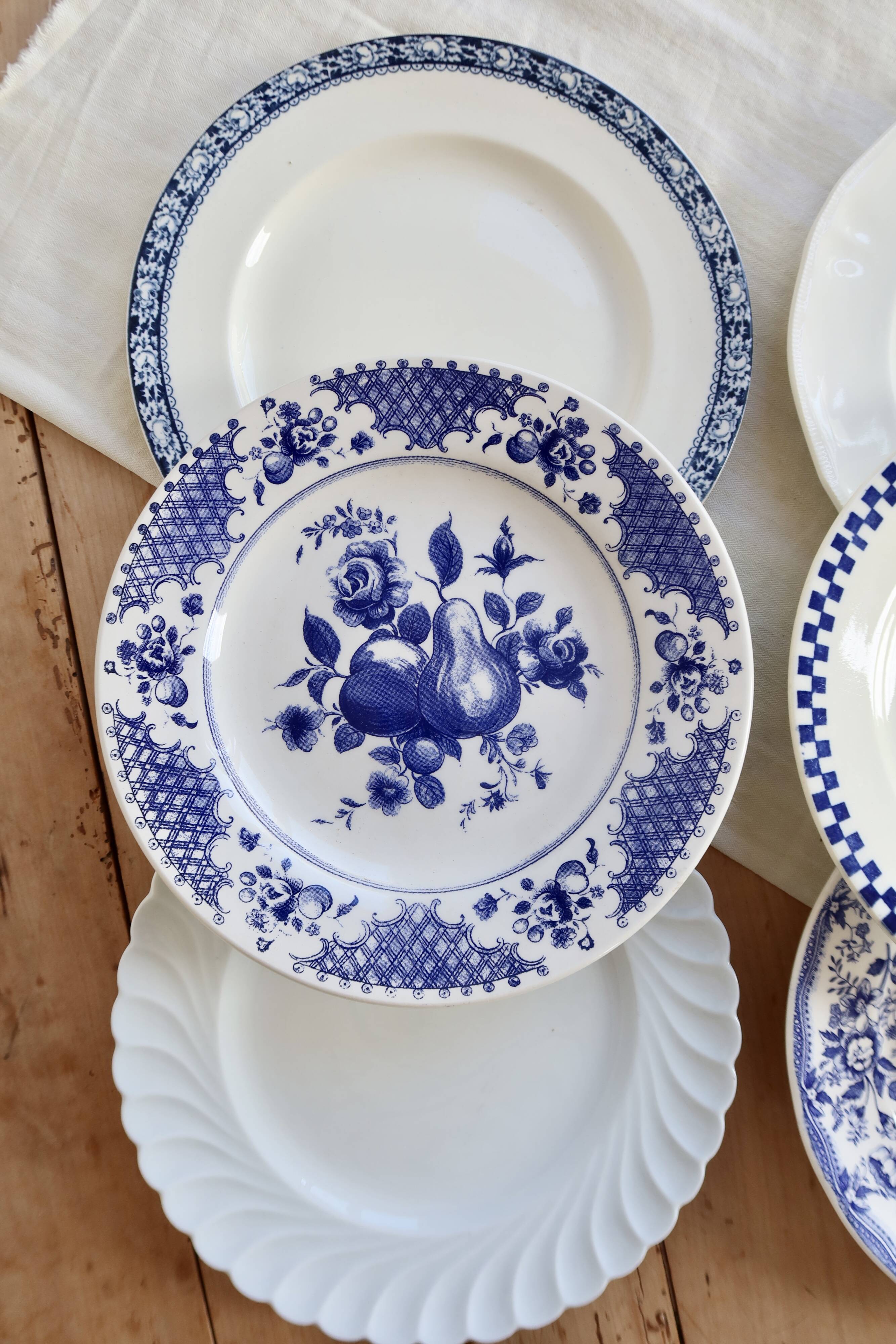 6 mismatched antique blue and white dinner plates – earthenware, porcelain