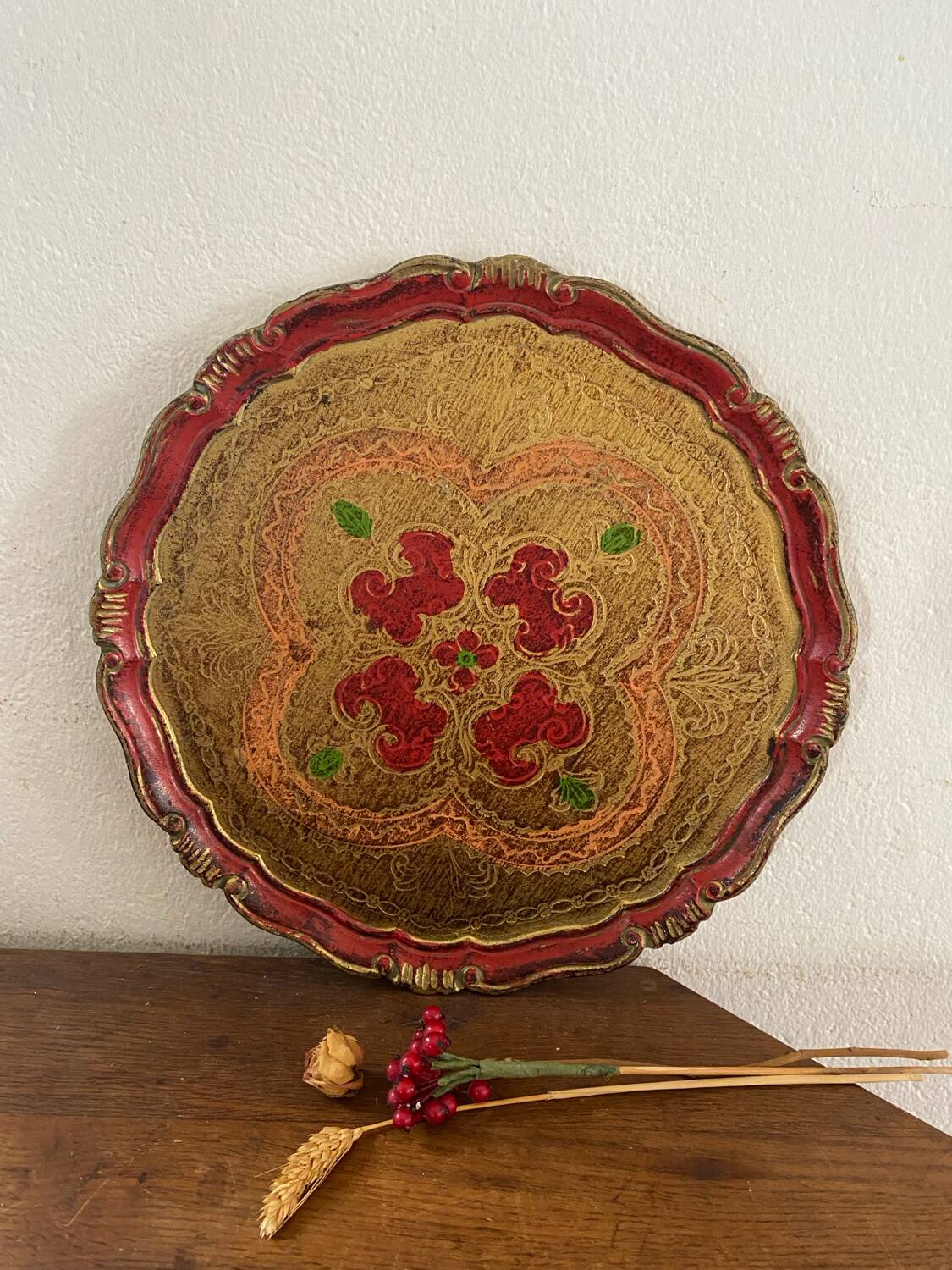 Round tray in Florentine style.