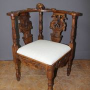 Fauteuil d'angle à décor d'ange sculpté en noyer XIX