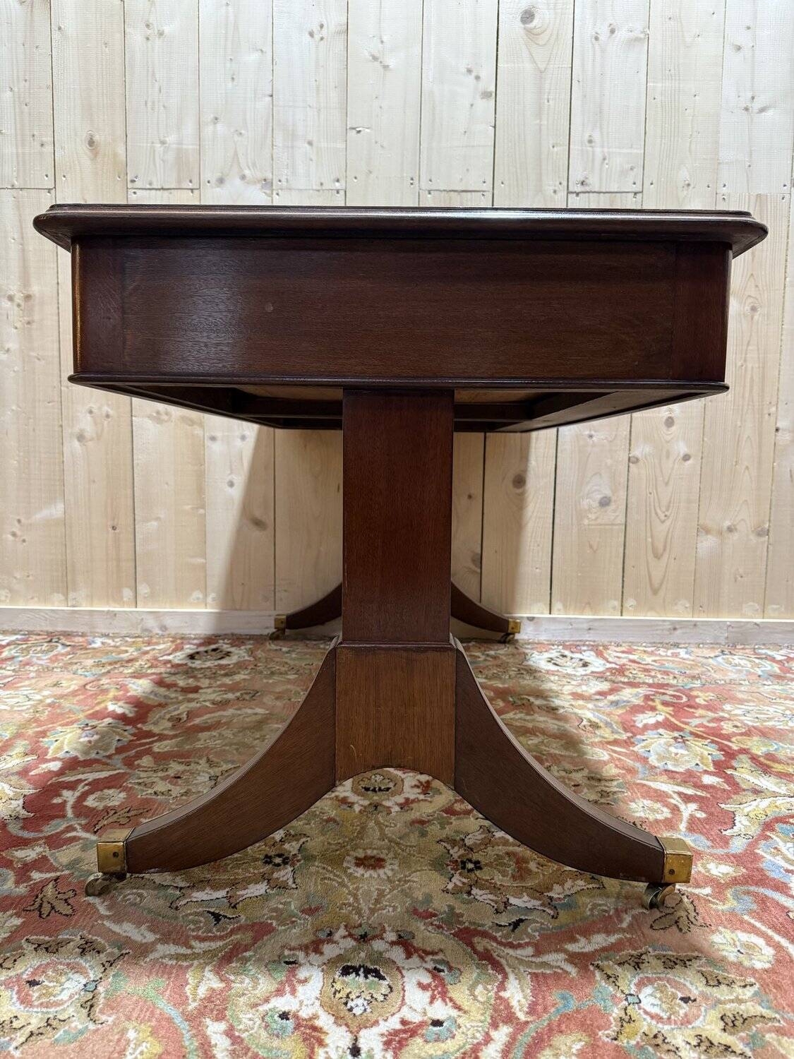 English-style flat desk in mahogany.