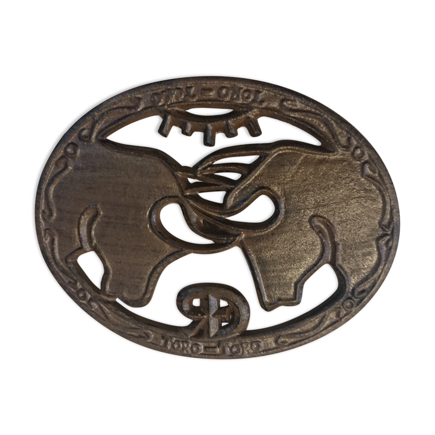Taurus cast iron table mat